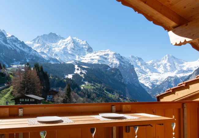 Balcon de l'appartement penthouse dans le chalet Aberot à Wengen