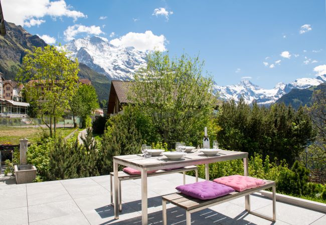 Chalet Arven avec vue sur les montagnes de la Jungfrau par Alpine Holiday Services